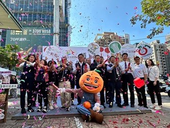 Main image: Taichung City Government collaborates with Funcom Supermarket to set up dedicated sections for Taichung's Freshest agricultural products and promote them through a press conference.