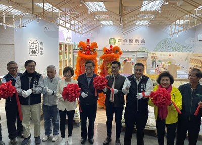Main Image: Wufeng Farmers' Association partners with farmers’ and fishermen’s associations to establish the Taiwan Farmers Supermarket Alliance – The agricultural product market brings together local farmers for a lively launch.