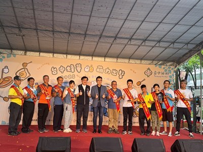 Caption: Main image – Guests jointly promoting Taichung’s premium honey and agricultural products
