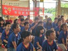 學童專注聽行前解說
