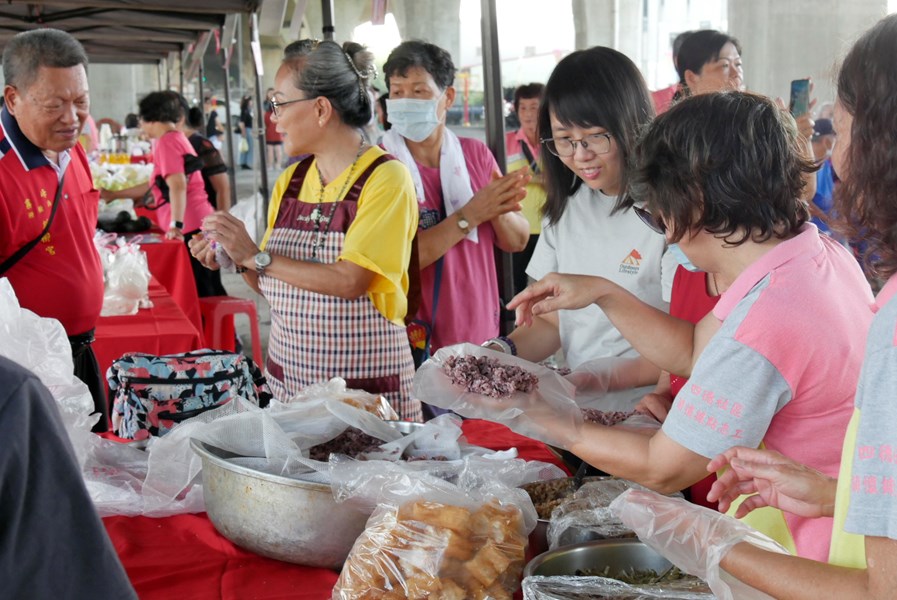 社區媽媽帶領民眾DIY飯糰