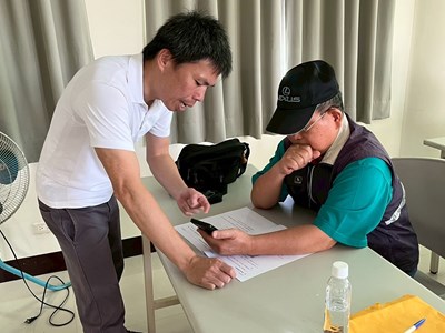 Farmers are guided on how to operate the LINE version of the “Agri Data Taichung” platform using their mobile phones.