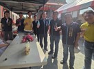 長官們與當地種植火龍果達人合影