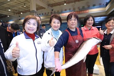 Main Image: Mayor Lu made a special early-morning visit to the front lines to gain firsthand insight into actual prices and supply conditions.