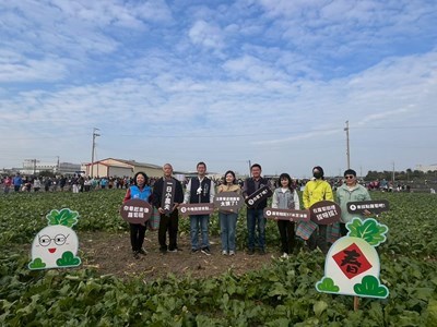 主圖-貴賓蘿蔔田合影