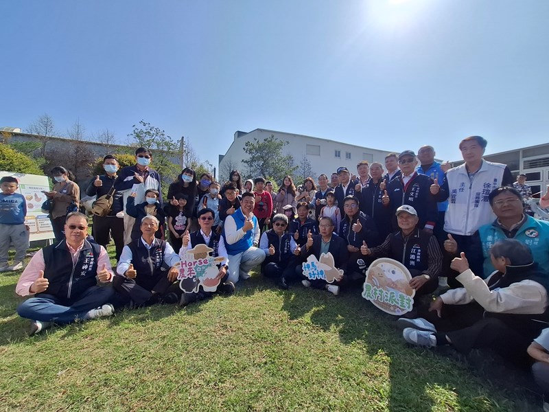 貴賓與參加民眾合影