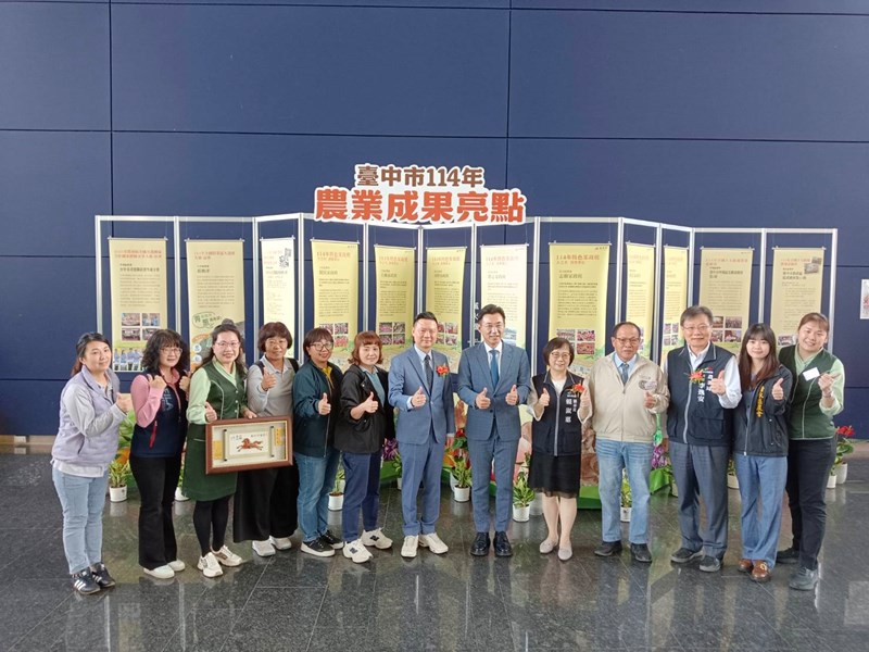 賴副市長淑惠與江副院長啟臣合影