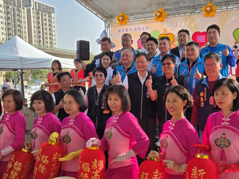 新高里表演團體與與會來賓合影