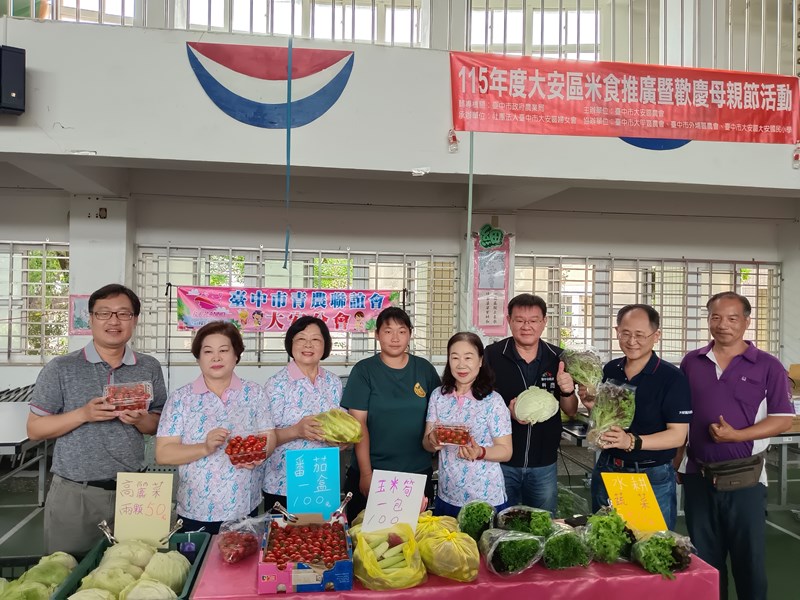 長官來賓與青農合影