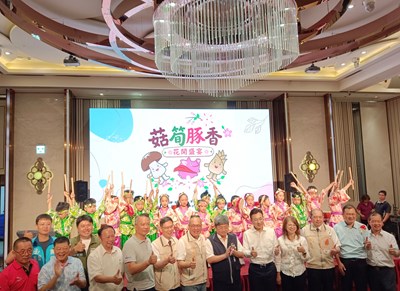 長官來賓與幼兒園合影