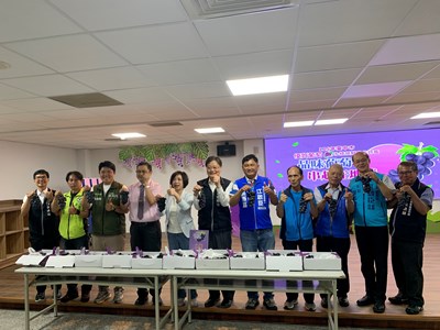 貴賓與農會總幹事合影(1)