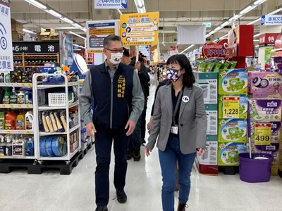 防疫上緊發條！ 中市府宣導賣場業者加強防疫